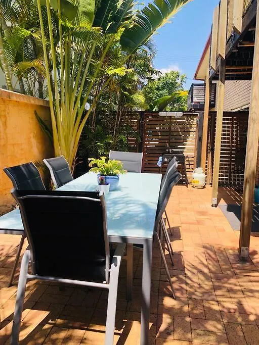 Beach Life - 3 Bedroom Duplex, 80 Steps To Mermaid Beach Gold Coast
