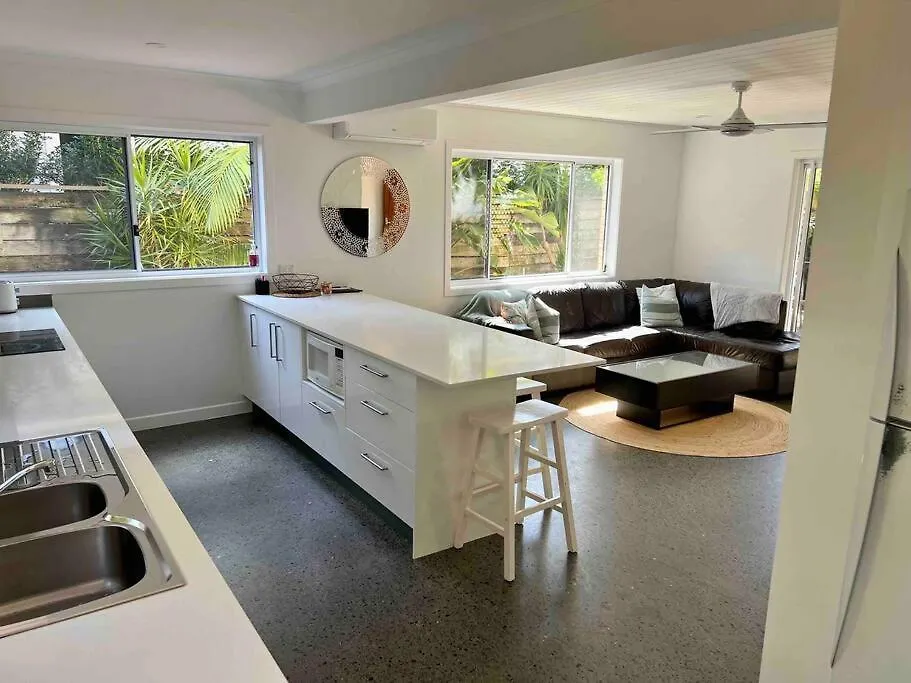Beach Life - 3 Bedroom Duplex, 80 Steps To Mermaid Beach Голд-Кост