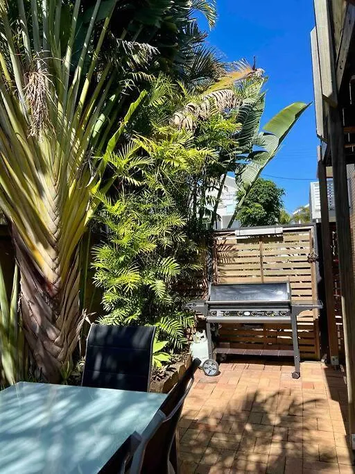 Beach Life - 3 Bedroom Duplex, 80 Steps To Mermaid Beach Голд-Кост Апартаменты