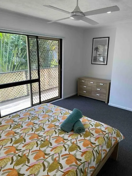 Апартаменты Beach Life - 3 Bedroom Duplex, 80 Steps To Mermaid Beach Голд-Кост Австралия